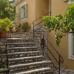 Yellow House Ithaca فاثي