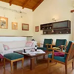 Yellow House Ithaca فيلة فاثي