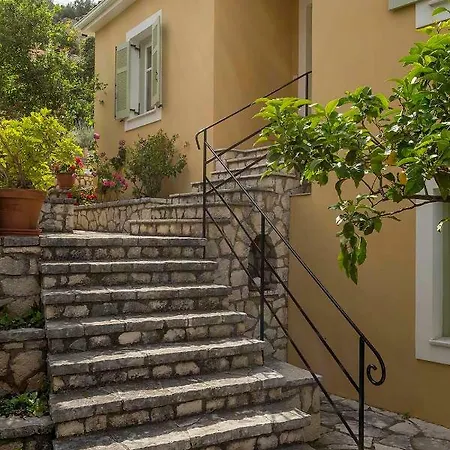 Yellow House Ithaca Вати