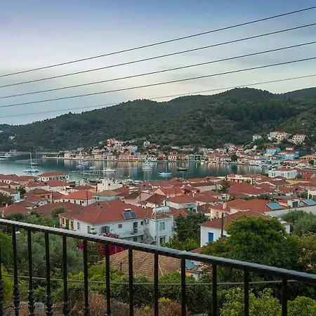 Yellow House Ithaca Villa