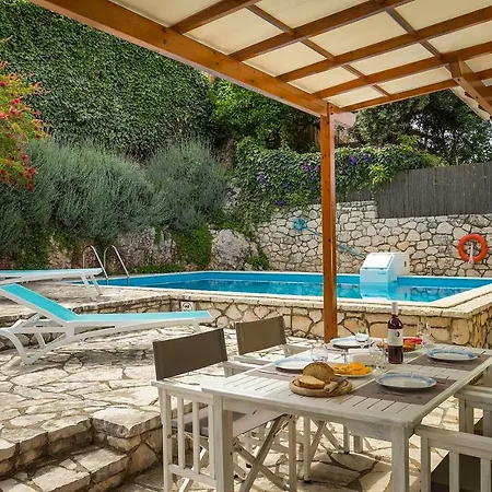 Yellow House Ithaca Villa