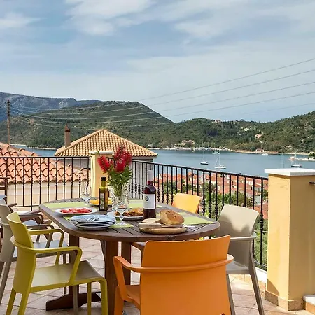 Yellow House Ithaca Вилла