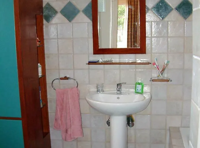 Yellow House Ithaca فاثي