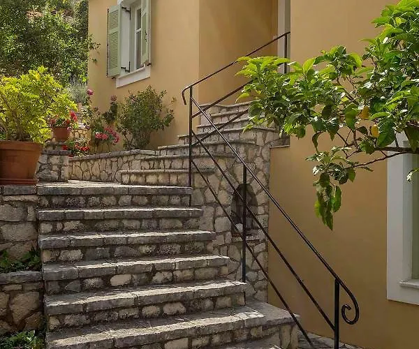 Yellow House Ithaca فاثي