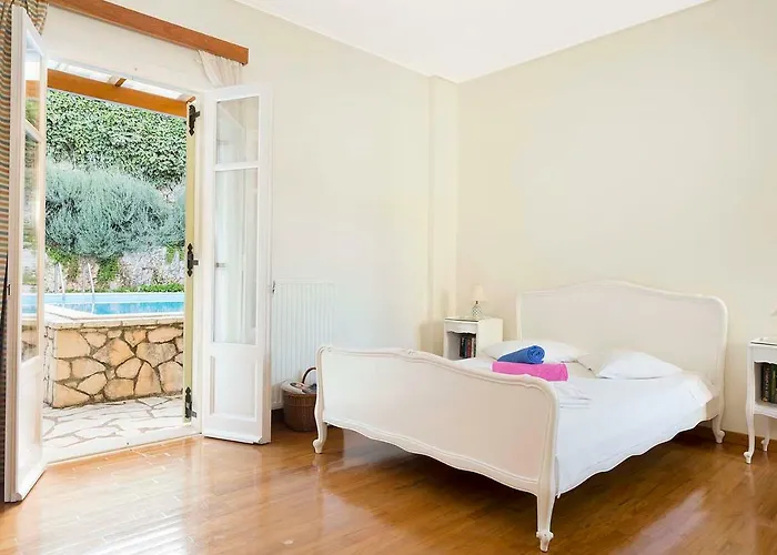 Yellow House Ithaca فاثي