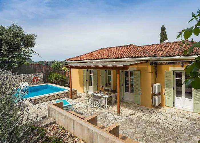 Yellow House Ithaca فاثي